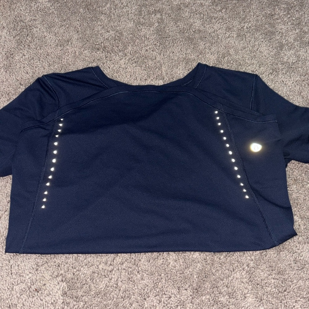Lululemon Swiftly Tech Short Sleeve 2.0 / Size 2 / Color: Navy Blue 👖